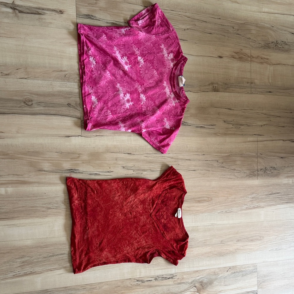 Lot of 2 baby t-shirts: Barbie pink daisies Orange/Red Tie-Dye T-Shirts